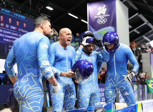 (260222) -- CORTINA D'AMPEZZO, Feb. 22, 2026 (Xinhua) -- Edson Luques Bindilatti/Davidson Henrique de Souza/Rafael Souza da Silva/Luis Bacca Goncalves of Brazil react after the Bobsleigh 4-man heat 4 at the 2026 Milan-Cortina Winter Olympics in Cortina D'Ampezzo, Italy, Feb. 22, 2026. (Xinhua/Ding Xu)