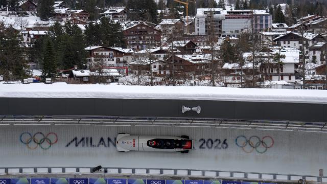 (260222) -- CORTINA D'AMPEZZO, Feb. 22, 2026 (Xinhua) -- Li Chunjian/Jiang Maoyuan/Ye Jielong/Ding Yunda of China compete during the Bobsleigh 4-man heat 4 at the 2026 Milan-Cortina Winter Olympics in Cortina D'Ampezzo, Italy, Feb. 22, 2026. (Xinhua/Fei Maohua)