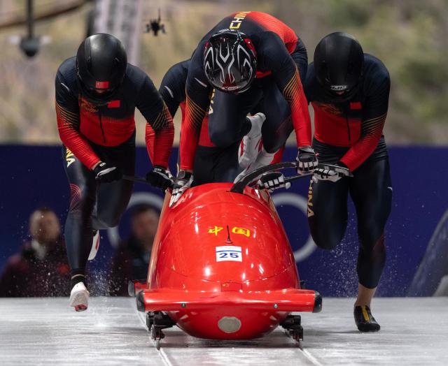(260222) -- CORTINA D'AMPEZZO, Feb. 22, 2026 (Xinhua) -- Sun Kaizhi/Zhang Jin/Shi Yaolong/An Tai of China compete during the Bobsleigh 4-man heat 3 at the 2026 Milan-Cortina Winter Olympics in Cortina D'Ampezzo, Italy, Feb. 22, 2026. (Xinhua/Fei Maohua)