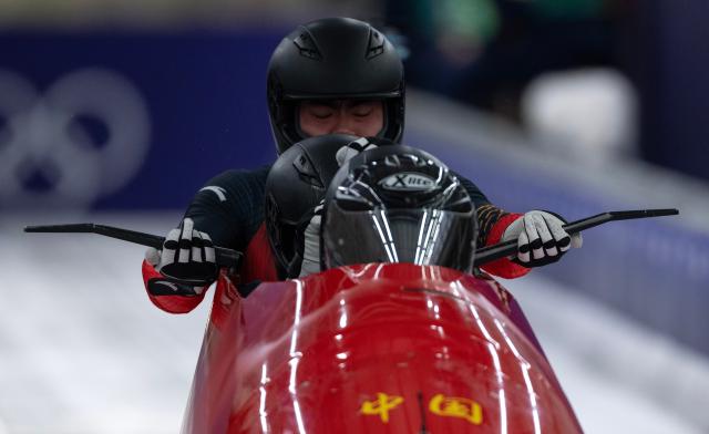 (260222) -- CORTINA D'AMPEZZO, Feb. 22, 2026 (Xinhua) -- Sun Kaizhi/Zhang Jin/Shi Yaolong/An Ta of China compete during the Bobsleigh 4-man heat 3 at the 2026 Milan-Cortina Winter Olympics in Cortina D'Ampezzo, Italy, Feb. 22, 2026. (Xinhua/Fei Maohua)