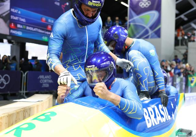 (260222) -- CORTINA D'AMPEZZO, Feb. 22, 2026 (Xinhua) -- Edson Luques Bindilatti/Davidson Henrique de Souza/Rafael Souza da Silva/Luis Bacca Goncalves of Brazil react after the Bobsleigh 4-man heat 4 at the 2026 Milan-Cortina Winter Olympics in Cortina D'Ampezzo, Italy, Feb. 22, 2026. (Xinhua/Ding Xu)