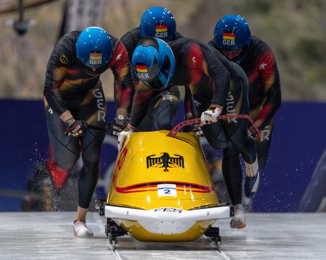 (260222) -- CORTINA D'AMPEZZO, Feb. 22, 2026 (Xinhua) -- Francesco Friedrich/Matthias Sommer/Alexander Schuller/Felix Straub of Germany compete during the Bobsleigh 4-man heat 3 at the 2026 Milan-Cortina Winter Olympics in Cortina D'Ampezzo, Italy, Feb. 22, 2026. (Xinhua/Fei Maohua)