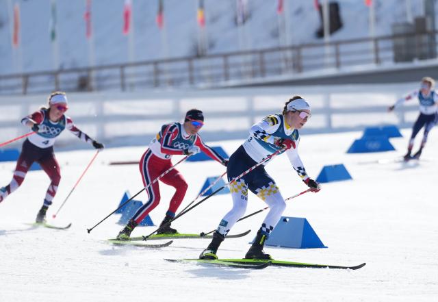 (260222) -- TESERO, Feb. 22, 2026 (Xinhua) -- Ebba Andersson (front R) of Sweden competes during the cross-country skiing women's 50km mass start classic match at the Milan-Cortina 2026 Olympic Winter Games in Tesero, Italy, Feb. 22, 2026. (Xinhua/Meng Yongmin)