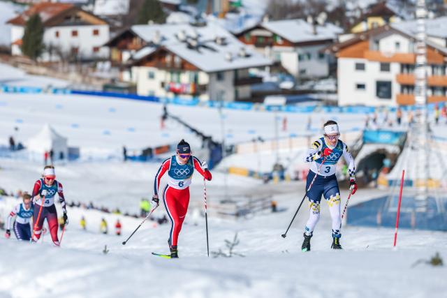 (260222) -- TESERO, Feb. 22, 2026 (Xinhua) -- Ebba Andersson (1st R) of Sweden and Heidi Weng (2nd R) of Norway compete during the cross-country skiing women's 50km mass start classic match at the Milan-Cortina 2026 Olympic Winter Games in Tesero, Italy, Feb. 22, 2026. (Xinhua/Huang Wei)