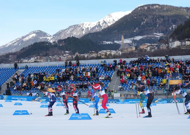 (260222) -- TESERO, Feb. 22, 2026 (Xinhua) -- Athlete compete during the cross-country skiing women's 50km mass start classic match at the Milan-Cortina 2026 Olympic Winter Games in Tesero, Italy, Feb. 22, 2026. (Xinhua/Meng Yongmin)