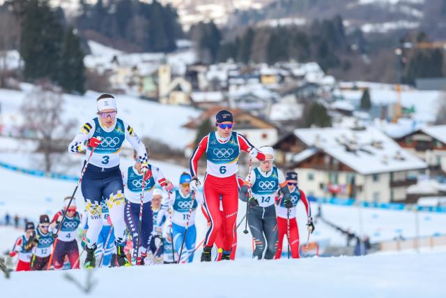 (260222) -- TESERO, Feb. 22, 2026 (Xinhua) -- Ebba Andersson (front L) of Sweden, Heidi Weng (3rd R) of Norway compete during the cross-country skiing women's 50km mass start classic match at the Milan-Cortina 2026 Olympic Winter Games in Tesero, Italy, Feb. 22, 2026. (Xinhua/Huang Wei)