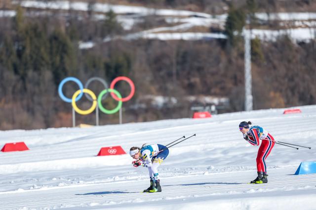 (260222) -- TESERO, Feb. 22, 2026 (Xinhua) -- Ebba Andersson (L) of Sweden, Heidi Weng of Norway compete during the cross-country skiing women's 50km mass start classic match at the Milan-Cortina 2026 Olympic Winter Games in Tesero, Italy, Feb. 22, 2026. (Xinhua/Huang Wei)