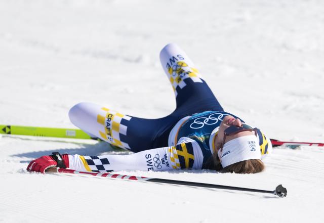 (260222) -- TESERO, Feb. 22, 2026 (Xinhua) -- Ebba Andersson of Sweden lies on the snow after crossing the finish line during the cross-country skiing women's 50km mass start classic match at the Milan-Cortina 2026 Olympic Winter Games in Tesero, Italy, Feb. 22, 2026. (Xinhua/Meng Yongmin)
