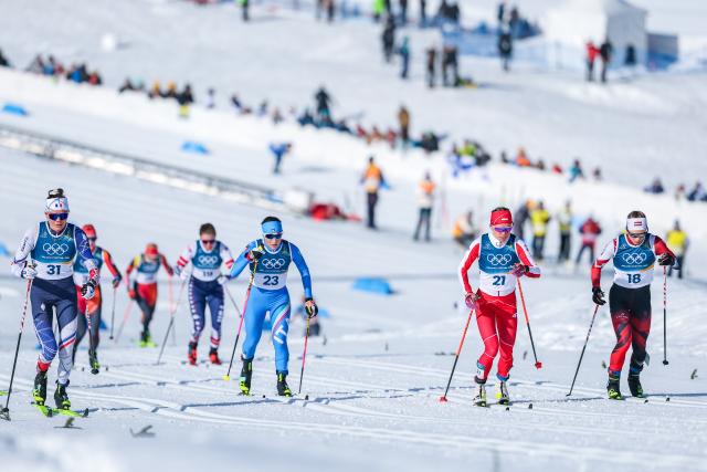 (260222) -- TESERO, Feb. 22, 2026 (Xinhua) -- Athletes compete during the cross-country skiing women's 50km mass start classic match at the Milan-Cortina 2026 Olympic Winter Games in Tesero, Italy, Feb. 22, 2026. (Xinhua/Huang Wei)