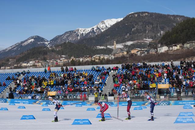 (260222) -- TESERO, Feb. 22, 2026 (Xinhua) -- Ebba Andersson (front 1st L) of Sweden competes during the cross-country skiing women's 50km mass start classic match at the Milan-Cortina 2026 Olympic Winter Games in Tesero, Italy, Feb. 22, 2026. (Xinhua/Meng Yongmin)