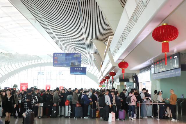 (260222) -- BEIJING, Feb. 22, 2026 (Xinhua) -- People queue up to check in at the waiting hall of Xiamen Railway Station in Xiamen, southeast China's Fujian Province, Feb. 14, 2026. China's 2026 Spring Festival travel rush had passed its halfway point as of Saturday, with inter-regional passenger trips reaching 5.08 billion in the first 20 days, the Ministry of Transport said on Sunday. (Photo by Zeng Demeng/Xinhua)