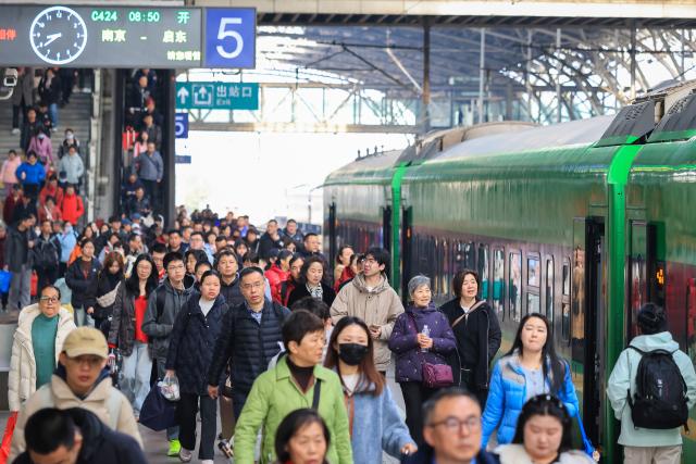 (260222) -- BEIJING, Feb. 22, 2026 (Xinhua) -- Passengers are pictured at a platform of Nanjing Railway Station in Nanjing, east China's Jiangsu Province, Feb. 19, 2026. China's 2026 Spring Festival travel rush had passed its halfway point as of Saturday, with inter-regional passenger trips reaching 5.08 billion in the first 20 days, the Ministry of Transport said on Sunday. (Photo by Su Yang/Xinhua)