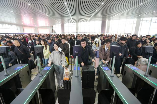 (260222) -- BEIJING, Feb. 22, 2026 (Xinhua) -- Passengers check in at the waiting hall of Huaibei Railway Station in Huaibei, east China's Anhui Province, Feb. 22, 2026. China's 2026 Spring Festival travel rush had passed its halfway point as of Saturday, with inter-regional passenger trips reaching 5.08 billion in the first 20 days, the Ministry of Transport said on Sunday. (Photo by Wan Shanchao/Xinhua)