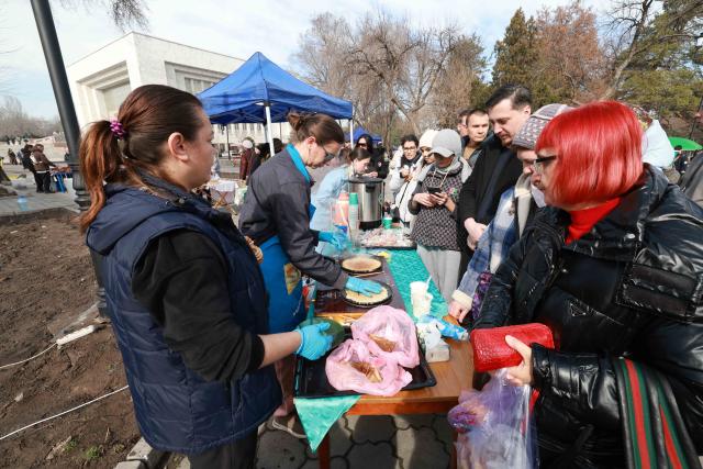 (260222) -- BISHKEK, Feb. 22, 2026 (Xinhua) -- People prepare pancakes during Maslenitsa celebrations in Bishkek, Kyrgyzstan, on Feb. 22, 2026. Maslenitsa is a traditional holiday to celebrate the beginning of spring. (Photo by Roman/Xinhua)