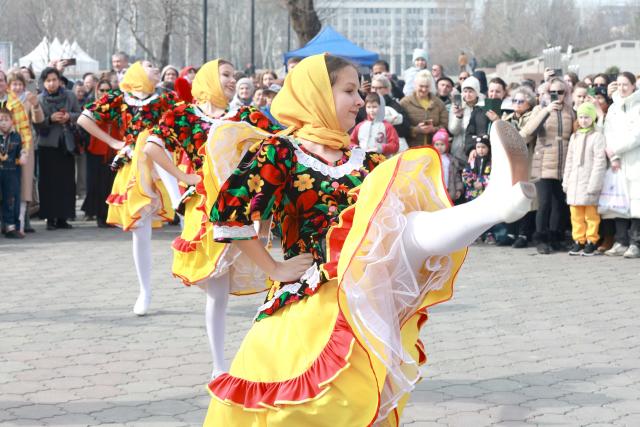 (260222) -- BISHKEK, Feb. 22, 2026 (Xinhua) -- Performers dance during Maslenitsa celebrations in Bishkek, Kyrgyzstan, on Feb. 22, 2026. Maslenitsa is a traditional holiday to celebrate the beginning of spring. (Photo by Roman/Xinhua)