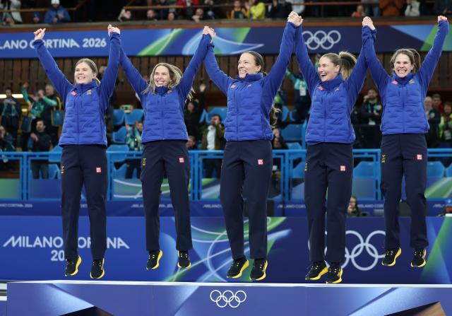 (260222) -- CORTINA D'AMPEZZO, Feb. 22, 2026 (Xinhua) -- Gold medalists Johanna Heldin, Sofia Scharback, Agnes Knochenhauer, Sara Mcmanus and Anna Hasselborg of Sweden (From L to R) celebrate during the awarding ceremony of the curling women's event at the 2026 Milan-Cortina Winter Olympics in Cortina, Italy, Feb. 22, 2026. (Xinhua/Zhang Chenlin)