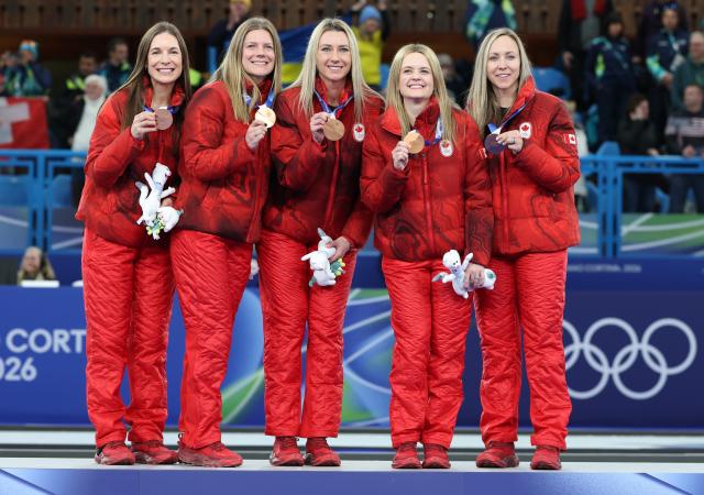 (260222) -- CORTINA D'AMPEZZO, Feb. 22, 2026 (Xinhua) -- Bronze medalists Rachel Brown, Sarah Wilkes, Emma Miskew, Tracy Fleury and Rachel Homan of Canada (From L to R) pose for photos during the awarding ceremony of the curling women's event at the 2026 Milan-Cortina Winter Olympics in Cortina, Italy, Feb. 22, 2026. (Xinhua/Zhang Chenlin)
