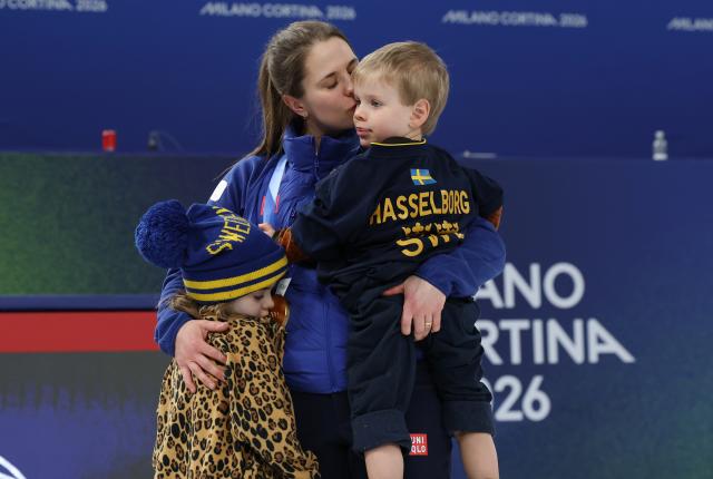 (260222) -- CORTINA D'AMPEZZO, Feb. 22, 2026 (Xinhua) -- Anna Hasselborg (C) of Sweden celebrates after the curling women's gold medal game between Switzerland and Sweden at the 2026 Milan-Cortina Winter Olympics in Cortina, Italy, Feb. 22, 2026. (Xinhua/Zhang Chenlin)