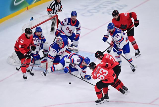 (260222) -- MILAN, Feb. 22, 2026 (Xinhua) -- Players compete during the ice hockey men's gold medal game between Canada and the United States at the Milan-Cortina 2026 Olympic Winter Games in Milan, Italy, Feb. 22, 2026. (Xinhua/Tao Xiyi)