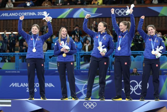 (260222) -- CORTINA D'AMPEZZO, Feb. 22, 2026 (Xinhua) -- Gold medalists Johanna Heldin, Sofia Scharback, Agnes Knochenhauer, Sara Mcmanus and Anna Hasselborg of Sweden (From L to R) celebrate during the awarding ceremony of the curling women's event at the 2026 Milan-Cortina Winter Olympics in Cortina, Italy, Feb. 22, 2026. (Xinhua/Zhang Chenlin)