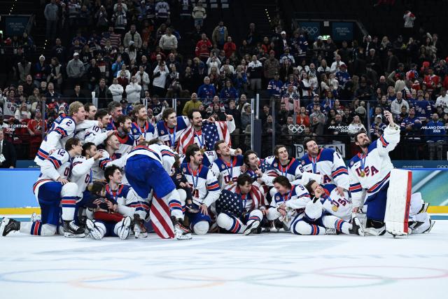 (260222) -- MILAN, Feb. 22, 2026 (Xinhua) -- Players of the United States take a selfie during the awarding ceremony after the ice hockey men's gold medal game between Canada and the United States at the Milan-Cortina 2026 Olympic Winter Games in Milan, Italy, Feb. 22, 2026. (Xinhua/Zhang Haofu)