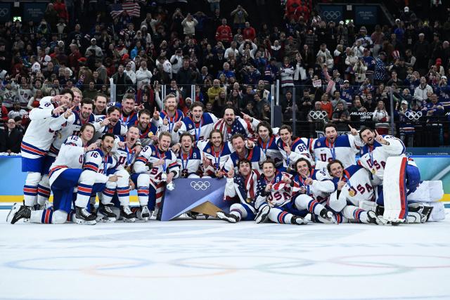 (260222) -- MILAN, Feb. 22, 2026 (Xinhua) -- Players of the United States pose for photos during the awarding ceremony after the ice hockey men's gold medal game between Canada and the United States at the Milan-Cortina 2026 Olympic Winter Games in Milan, Italy, Feb. 22, 2026. (Xinhua/Zhang Haofu)