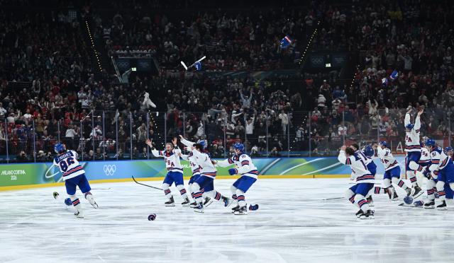 (260222) -- MILAN, Feb. 22, 2026 (Xinhua) -- Players of the United States celebrate victory after the ice hockey men's gold medal game between Canada and the United States at the Milan-Cortina 2026 Olympic Winter Games in Milan, Italy, Feb. 22, 2026. (Xinhua/Zhang Haofu)