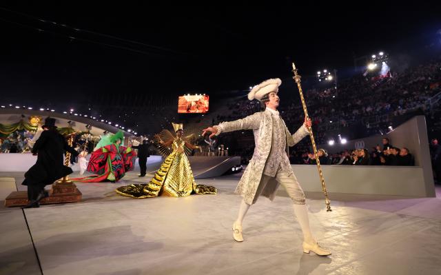 (260222) -- VERONA, Feb. 22, 2026 (Xinhua) -- Actors perform during the closing ceremony of the Milan-Cortina 2026 Olympic Winter Games at Verona Olympic Arena in Verona, Italy, Feb. 22, 2026. (Xinhua/Li Ming)