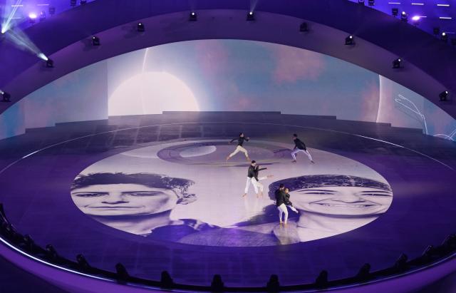 (260222) -- VERONA, Feb. 22, 2026 (Xinhua) -- Actors perform during the closing ceremony of the Milan-Cortina 2026 Olympic Winter Games at Verona Olympic Arena in Verona, Italy, Feb. 22, 2026. (Xinhua/Xue Yuge)
