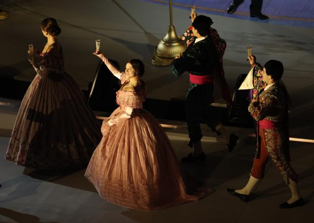 (260222) -- VERONA, Feb. 22, 2026 (Xinhua) -- Actors perform during the closing ceremony of the Milan-Cortina 2026 Olympic Winter Games at Verona Olympic Arena in Verona, Italy, Feb. 22, 2026. (Xinhua/Li Jing)