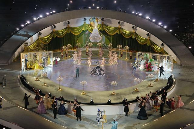 (260222) -- VERONA, Feb. 22, 2026 (Xinhua) -- Actors perform during the closing ceremony of the Milan-Cortina 2026 Olympic Winter Games at Verona Olympic Arena in Verona, Italy, Feb. 22, 2026. (Xinhua/Xue Yuge)
