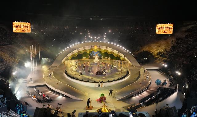 (260222) -- VERONA, Feb. 22, 2026 (Xinhua) -- Actors perform during the closing ceremony of the Milan-Cortina 2026 Olympic Winter Games at Verona Olympic Arena in Verona, Italy, Feb. 22, 2026. (Xinhua/Xue Yuge)