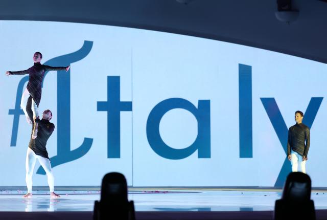 (260222) -- VERONA, Feb. 22, 2026 (Xinhua) -- Actors perform during the closing ceremony of the Milan-Cortina 2026 Olympic Winter Games at Verona Olympic Arena in Verona, Italy, Feb. 22, 2026. (Xinhua/Li Ming)