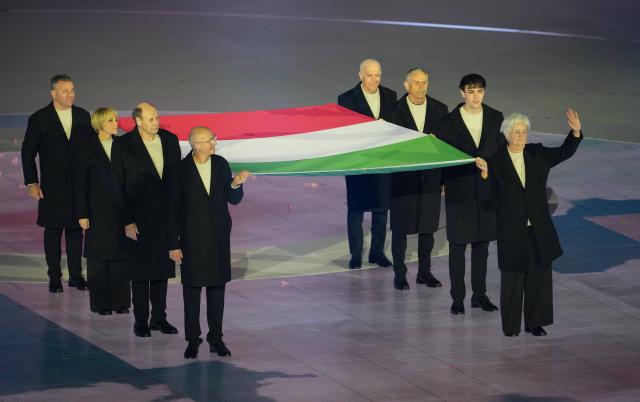 (260222) -- VERONA, Feb. 22, 2026 (Xinhua) -- The Italian national flag is carried onto the stage by people of the host cities during the closing ceremony of the Milan-Cortina 2026 Olympic Winter Games at Verona Olympic Arena in Verona, Italy, Feb. 22, 2026. (Xinhua/Sun Fei)