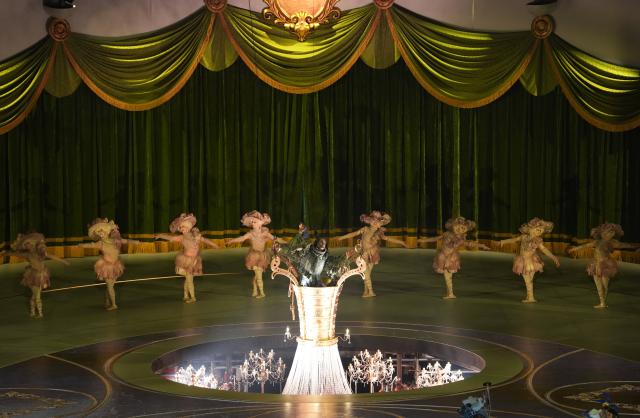 (260222) -- VERONA, Feb. 22, 2026 (Xinhua) -- Actors perform during the closing ceremony of the Milan-Cortina 2026 Olympic Winter Games at Verona Olympic Arena in Verona, Italy, Feb. 22, 2026. (Xinhua/Xue Yuge)