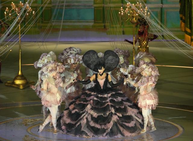 (260222) -- VERONA, Feb. 22, 2026 (Xinhua) -- Actors perform during the closing ceremony of the Milan-Cortina 2026 Olympic Winter Games at Verona Olympic Arena in Verona, Italy, Feb. 22, 2026. (Xinhua/Xue Yuge)