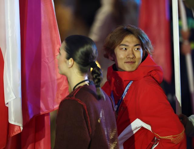 (260222) -- VERONA, Feb. 22, 2026 (Xinhua) -- Su Yiming, flag bearer of the delegation of China, is pictured during the closing ceremony of the Milan-Cortina 2026 Olympic Winter Games at Verona Olympic Arena in Verona, Italy, Feb. 22, 2026. (Xinhua/Wang Kaiyan)