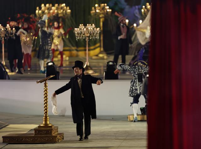 (260222) -- VERONA, Feb. 22, 2026 (Xinhua) -- An actor performs during the closing ceremony of the Milan-Cortina 2026 Olympic Winter Games at Verona Olympic Arena in Verona, Italy, Feb. 22, 2026. (Xinhua/Wang Kaiyan)