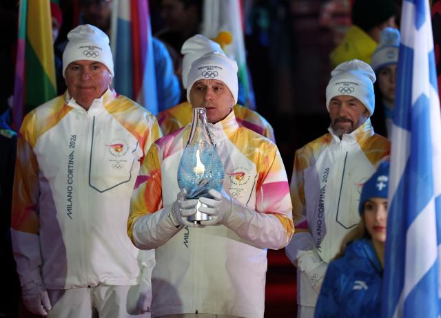 (260222) -- VERONA, Feb. 22, 2026 (Xinhua) -- The Drop of Olympic Flame is carried into the venue during the closing ceremony of the Milan-Cortina 2026 Olympic Winter Games at Verona Olympic Arena in Verona, Italy, Feb. 22, 2026. (Xinhua/Wang Kaiyan)
