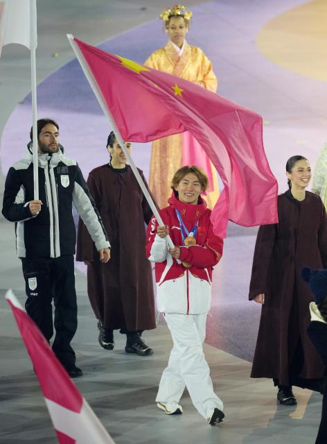 (260222) -- VERONA, Feb. 22, 2026 (Xinhua) -- Su Yiming, flag bearer of the delegation of China, parades during the closing ceremony of the Milan-Cortina 2026 Olympic Winter Games at Verona Olympic Arena in Verona, Italy, Feb. 22, 2026. (Xinhua/Sun Fei)