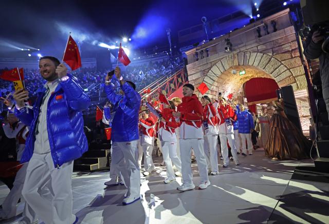 (260222) -- VERONA, Feb. 22, 2026 (Xinhua) -- Members of the delegation of China parade during the closing ceremony of the Milan-Cortina 2026 Olympic Winter Games at Verona Olympic Arena in Verona, Italy, Feb. 22, 2026. (Xinhua/Li Ming)