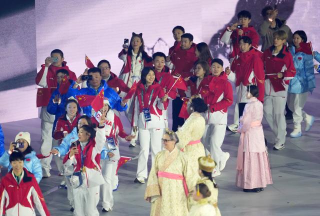 (260222) -- VERONA, Feb. 22, 2026 (Xinhua) -- Members of the delegation of China parade during the closing ceremony of the Milan-Cortina 2026 Olympic Winter Games at Verona Olympic Arena in Verona, Italy, Feb. 22, 2026. (Xinhua/Sun Fei)