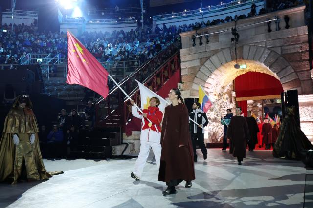 (260222) -- VERONA, Feb. 22, 2026 (Xinhua) -- Su Yiming, flag bearer of the delegation of China, parades during the closing ceremony of the Milan-Cortina 2026 Olympic Winter Games at Verona Olympic Arena in Verona, Italy, Feb. 22, 2026. (Xinhua/Li Ming)