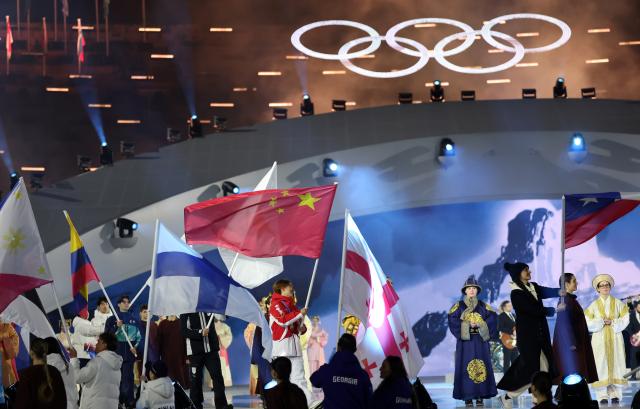 (260222) -- VERONA, Feb. 22, 2026 (Xinhua) -- Su Yiming, flag bearer of the delegation of China, parades during the closing ceremony of the Milan-Cortina 2026 Olympic Winter Games at Verona Olympic Arena in Verona, Italy, Feb. 22, 2026. (Xinhua/Li Ming)