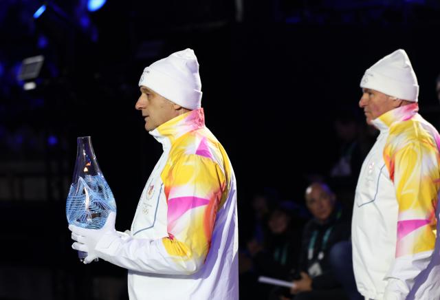 (260222) -- VERONA, Feb. 22, 2026 (Xinhua) -- The Drop of Olympic Flame is carried into the venue during the closing ceremony of the Milan-Cortina 2026 Olympic Winter Games at Verona Olympic Arena in Verona, Italy, Feb. 22, 2026. (Xinhua/Li Ming)
