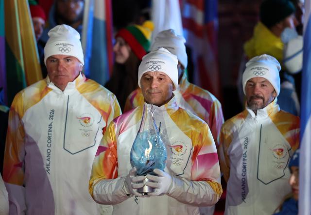 (260222) -- VERONA, Feb. 22, 2026 (Xinhua) -- The Drop of Olympic Flame is carried into the venue during the closing ceremony of the Milan-Cortina 2026 Olympic Winter Games at Verona Olympic Arena in Verona, Italy, Feb. 22, 2026. (Xinhua/Wang Kaiyan)