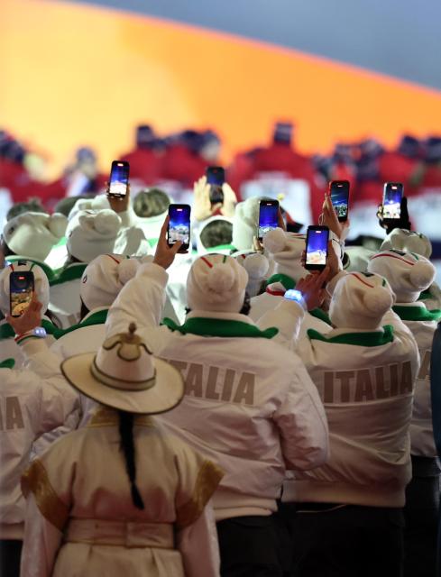 (260222) -- VERONA, Feb. 22, 2026 (Xinhua) -- Italian athletes are pictured during the closing ceremony of the Milan-Cortina 2026 Olympic Winter Games at Verona Olympic Arena in Verona, Italy, Feb. 22, 2026. (Xinhua/Wang Kaiyan)