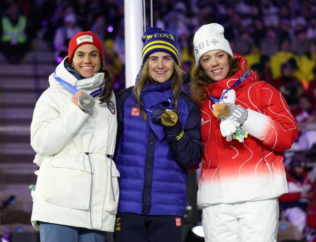 (260222) -- VERONA, Feb. 22, 2026 (Xinhua) -- Gold medalist Ebba Andersson (C) of Sweden, silver medalist Heidi Weng (L) of Norway and bronze medalist Nadja Kaelin of Switzerland attend the medal ceremony for the cross-country skiing women's 50km mass start classic event during the closing ceremony of the Milan-Cortina 2026 Olympic Winter Games at Verona Olympic Arena in Verona, Italy, Feb. 22, 2026. (Xinhua/Li Ming)