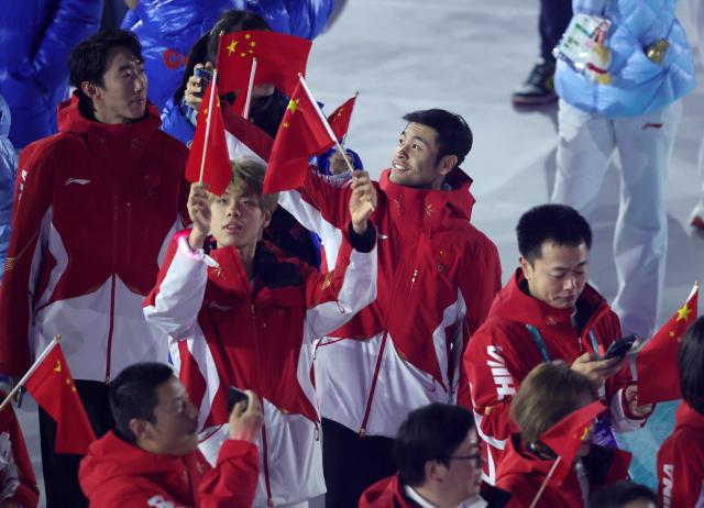 (260222) -- VERONA, Feb. 22, 2026 (Xinhua) -- Members of the delegation of China parade during the closing ceremony of the Milan-Cortina 2026 Olympic Winter Games at Verona Olympic Arena in Verona, Italy, Feb. 22, 2026. (Xinhua/Li Jing)