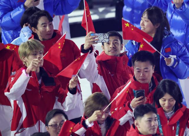 (260222) -- VERONA, Feb. 22, 2026 (Xinhua) -- Members of the delegation of China parade during the closing ceremony of the Milan-Cortina 2026 Olympic Winter Games at Verona Olympic Arena in Verona, Italy, Feb. 22, 2026. (Xinhua/Li Jing)